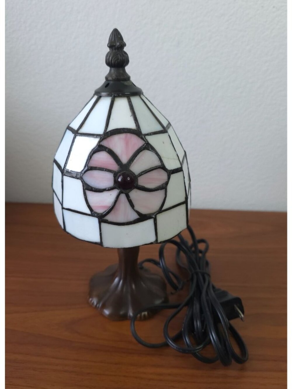 Vintage Tiffany-Style Accent Lamp w/ Stained Glass Floral Shade & Bronze Base - Picture 7 of 14